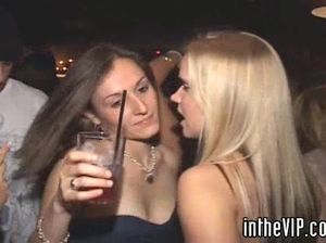 Стройные пьяные девушки лижут киски и прыгают на больших членах