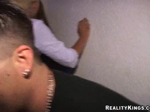 Напористый мужик трахает в презервативе телку из ночного клуба