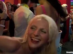 Групповой секс с красивыми девушками на закрытой вечеринке