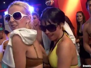 Групповой секс с красивыми девушками на закрытой вечеринке