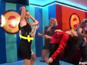 Групповой секс с красивыми девушками на закрытой вечеринке