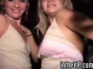 После вечеринки парни ебут пьяных горячих подружек в групповухе
