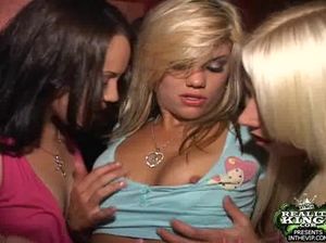 Мужик забрал с пьяной вечеринки двух шлюшек и знатно выебал их дома