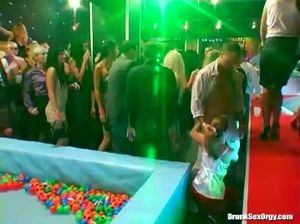 Красивые пьяные девчонки лижут киски, сосут члены и трахаются со всеми подряд