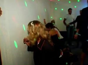 Пьяные телки ебутся с незнакомцами на приватной секс вечеринке