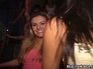 Две пьяные блонды уединились с парнями после клуба и дали в вагины