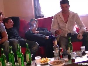 Похотливые девчонки танцевали голыми и давали парням на пьяной вечеринке