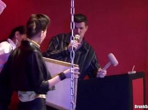 Пьяные похотливые телочки раздвигают ноги перед жеребцами на вечеринке