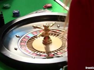 Довольные мужики насадили на фаллосы пьяных телочек на групповой оргии