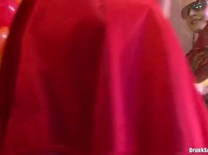 Довольные мужики насадили на фаллосы пьяных телочек на групповой оргии