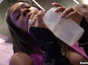 Довольные мужики насадили на фаллосы пьяных телочек на групповой оргии