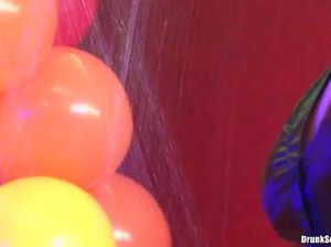 Довольные мужики насадили на фаллосы пьяных телочек на групповой оргии