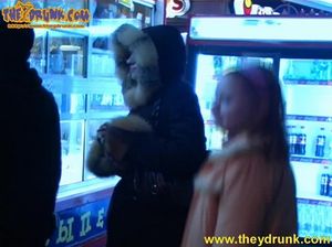 Рыжая пьяная сучка соблазнила на лесбийский секс свою лучшую подружку