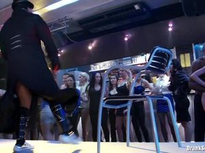 Жгучих чешских сучек в чулках страстно ебут во время пьяной секс вечеринки
