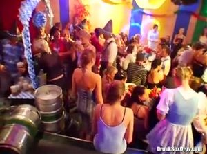 Безумная секс оргия молодых ребят на пьяной вечеринке