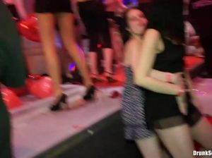 Сексуальная оргия на одной из вечеринок в ночном клубе