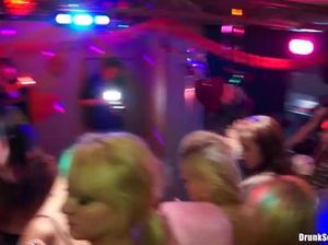 Сексуальная оргия на одной из вечеринок в ночном клубе