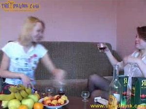 Милые Маша и Оксана обмениваются кунилингусами после пьянки