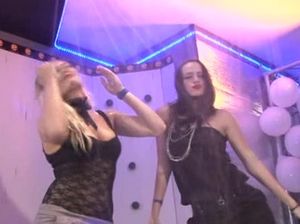 Девушки во время вечеринки в клубе устроили оргию с парнями