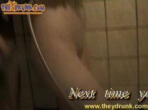 Русский парень жарко натягивает пьяную молодую блондинку на диване