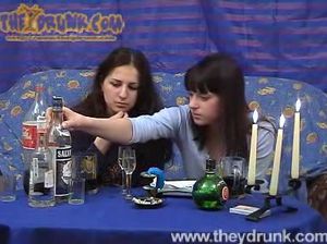 Мужик увидел и присоединился к двум пьяных голым лесбиянкам