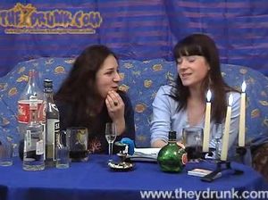 Мужик увидел и присоединился к двум пьяных голым лесбиянкам