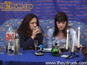 Мужик увидел и присоединился к двум пьяных голым лесбиянкам