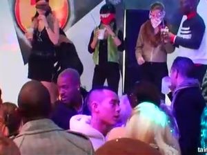 Малышки сосут члены и трахаются со всеми подряд на вечеринке