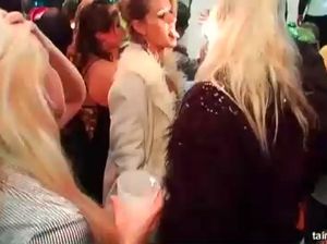 Малышки сосут члены и трахаются со всеми подряд на вечеринке