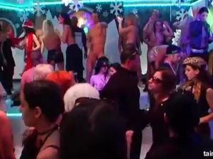 Малышки сосут члены и трахаются со всеми подряд на вечеринке