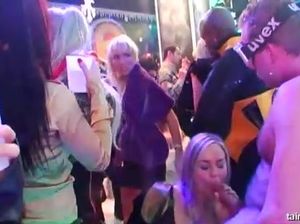 Малышки сосут члены и трахаются со всеми подряд на вечеринке