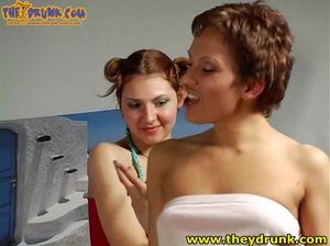 Русские лесбиянки напились вина и решили заняться сексом