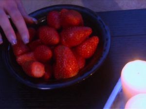 Сиськастая телка трахает пьяную телку в черных чулках