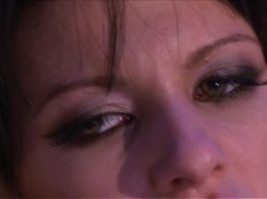 Сиськастая телка трахает пьяную телку в черных чулках