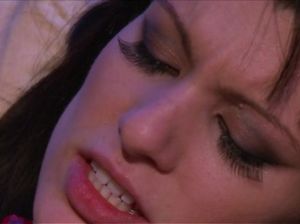 Сиськастая телка трахает пьяную телку в черных чулках