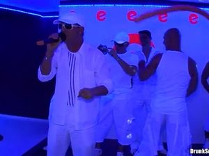 Оргия во время вечеринки в ночном клубе с пьяными сучками