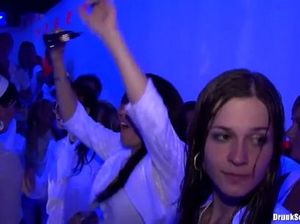 Оргия во время вечеринки в ночном клубе с пьяными сучками