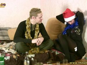 На Новый год пацан напоил подружку и потрахал ее