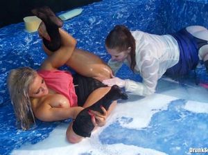 Пьяные чешские сучки устроили лесбийский секс на групповой оргии