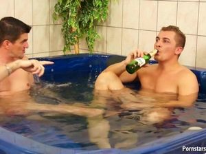 Парни в надувном бассейне развлекаются с толпой пьяных лесбиянок