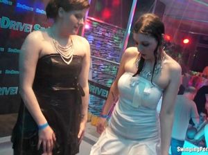 Худая девчонка участвует в групповом сексе в ночном клубе