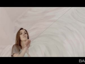 Красивый секс 18-летней студентки в белых чулках на полу