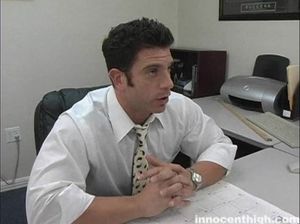 Студентка мулатка сосет член учителя и отдается в киску с пирсингом