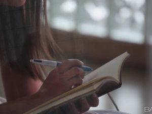 Красивый нежный секс с молоденькой девушкой в спальне