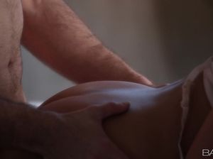 Красивый нежный секс с молоденькой девушкой в спальне