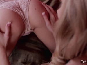 Соблазнительные блондинки лесби облизывают голенькие пизды