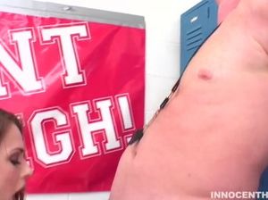 Тренер дал пососать красивой студентке большой член и выебал в раздевалке