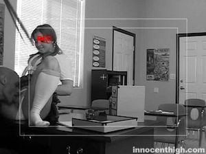 Препод на столе долбит милую студентку с косичками в киску