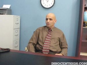 Бритоголовый препод за секс поставил студентке хорошую оценку