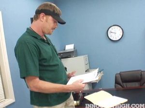 Усатый учитель физкультуры трахнул красивую студентку в зале